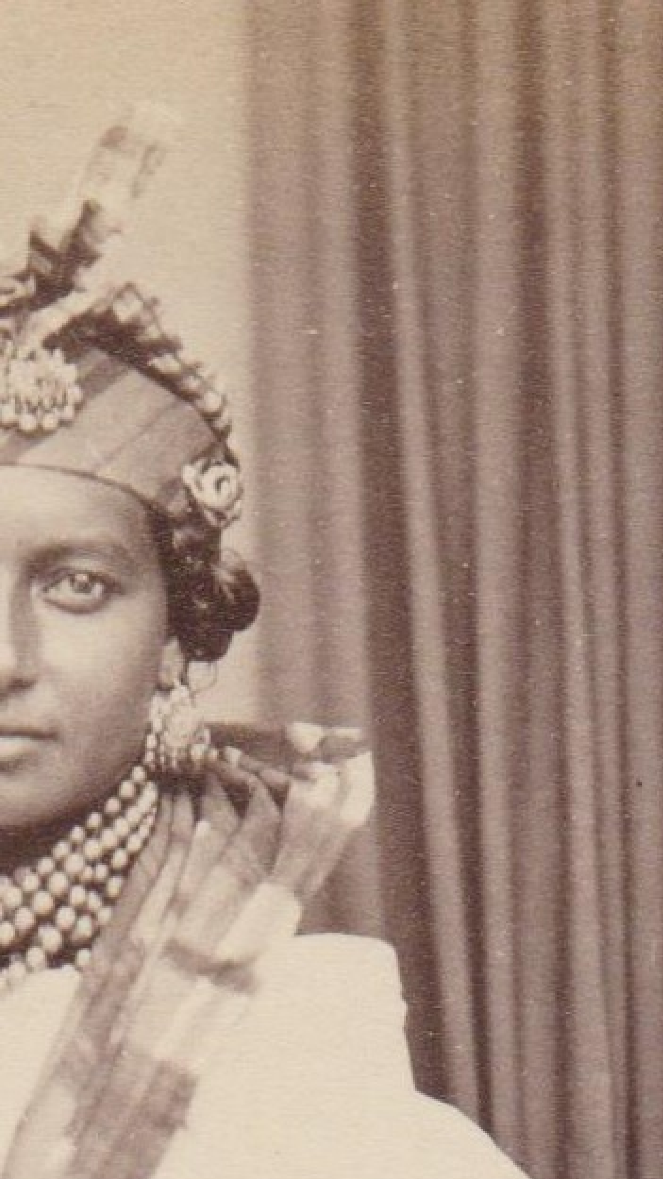Parure et bijoux présentés dans l’exposition IDENTITÉ.S